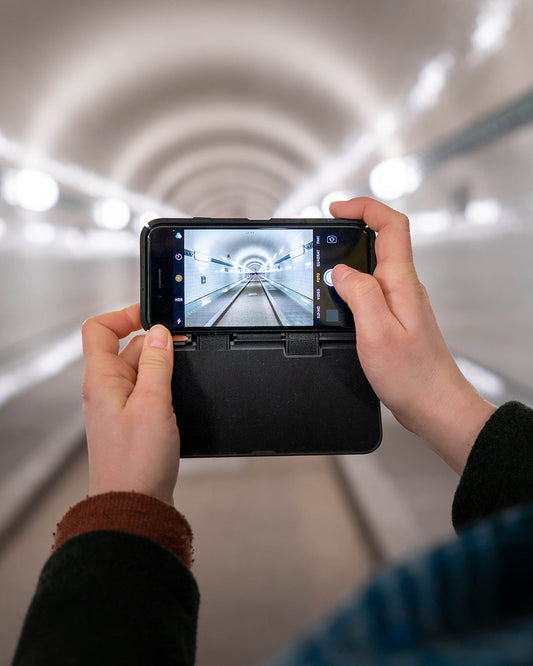 Custodia per iPhone personalizzata Klak. A chiusura automatica. Con incisione gratuita