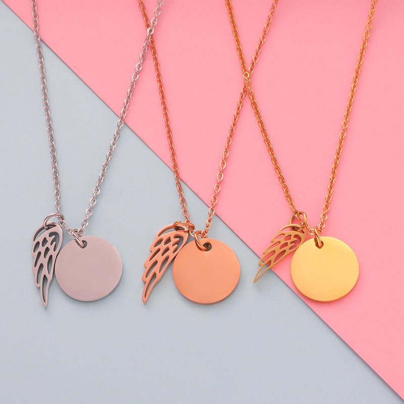 Collana "Feather" con ciondolo inciso per le iniziali