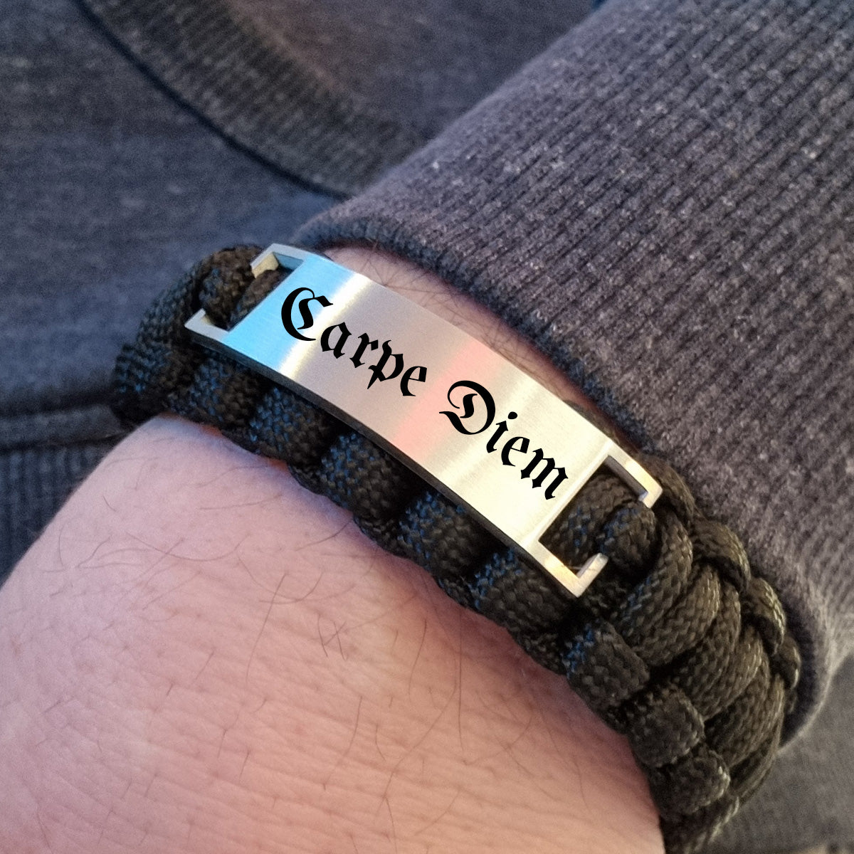 Paracord Armband "Carpe Diem" aus Nylonseil mit kostenloser Gravur, schwarz - graviert